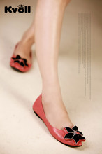 韓版時尚單鞋引領潮流，化龍巷箱包鞋帽批發零售兩旺